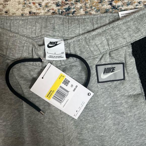 Brand NEW! Women’s Nike sweats. - Picture 2 of 5